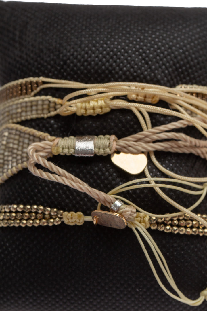 Pulsera Santo pecado beige y verde, detalle – ClosetRehab