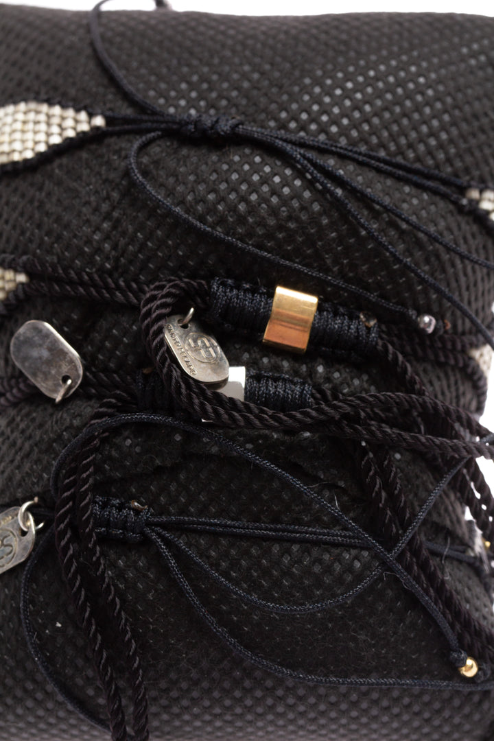 Pulsera Santo pecado negro, detalle – ClosetRehab