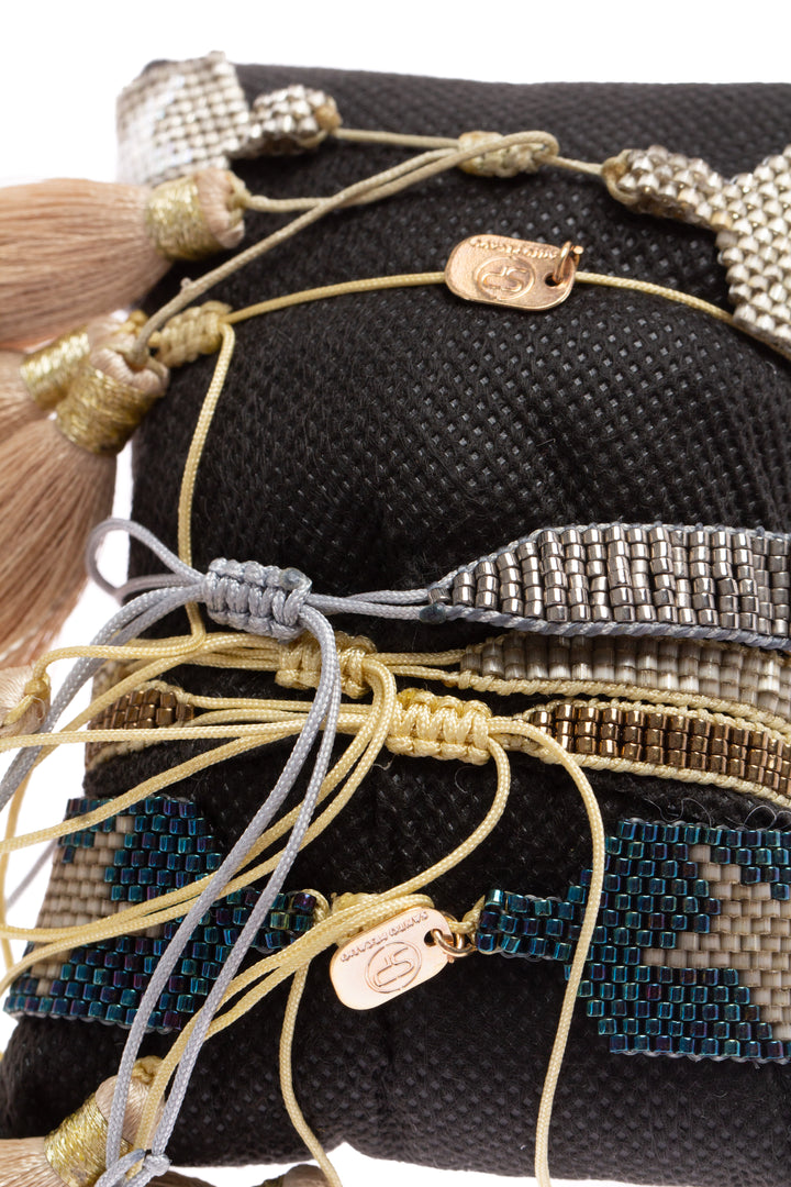 Pulsera Santo pecado dorado, detalle – ClosetRehab