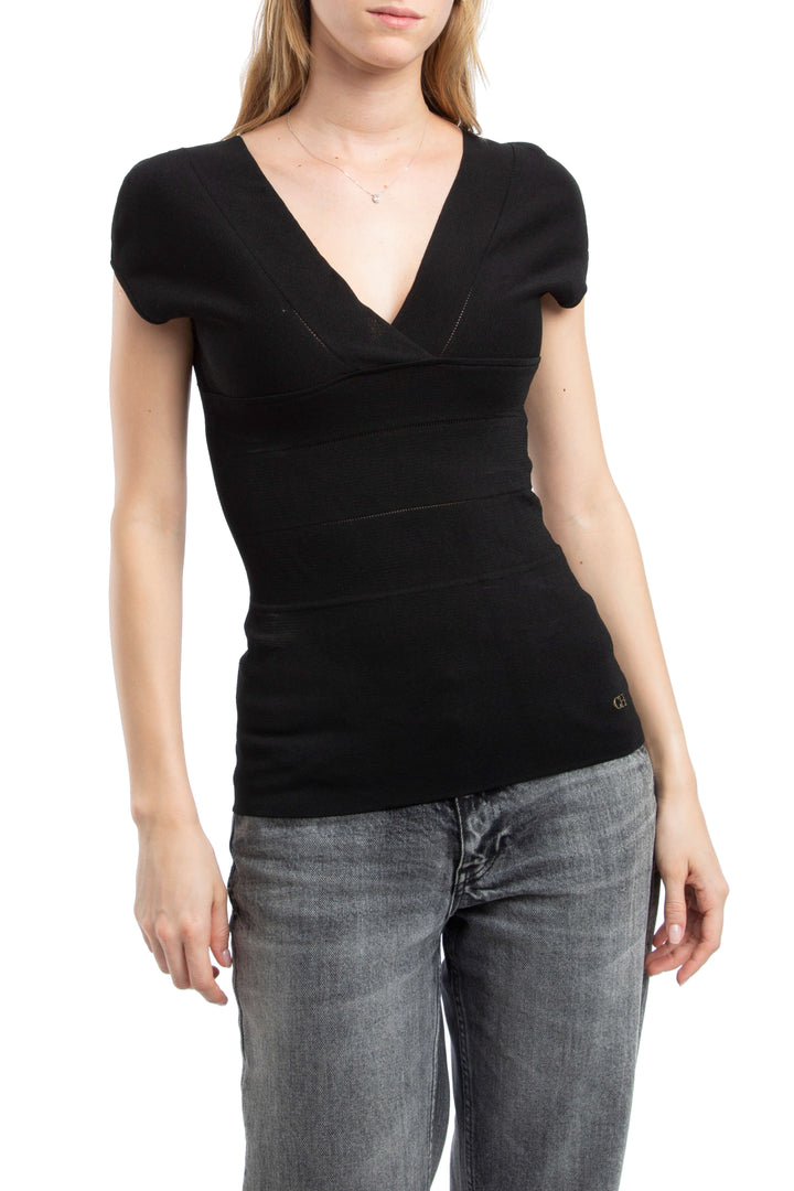 Blusa negra Carolina Herrera de manga corta con escote en V, vista frontal – ClosetRehab
