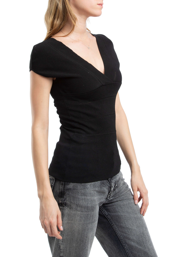 Blusa negra Carolina Herrera de manga corta con escote en V, vista posterior – ClosetRehab