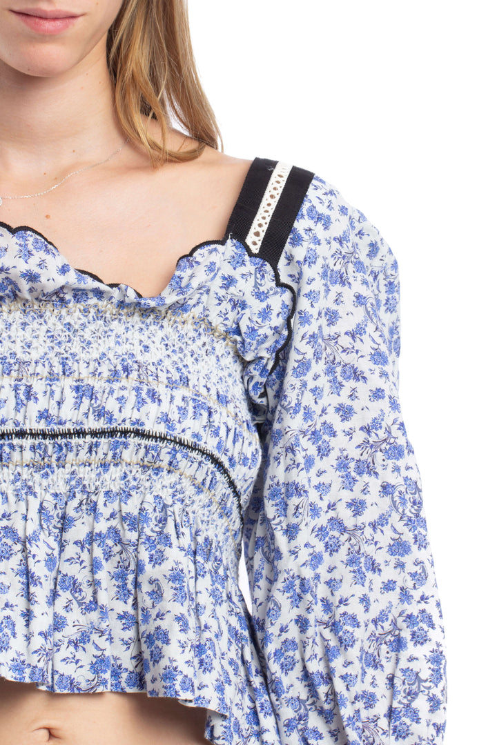Blusa campesina Lug Von Siga floral azul de manga larga, detalle del escote