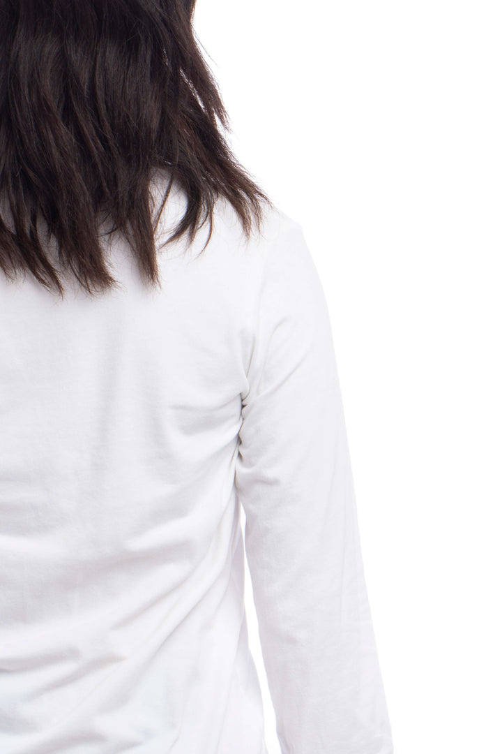 Blusa Theory blanca de manga larga con olán en el escote, detalle de la espalda