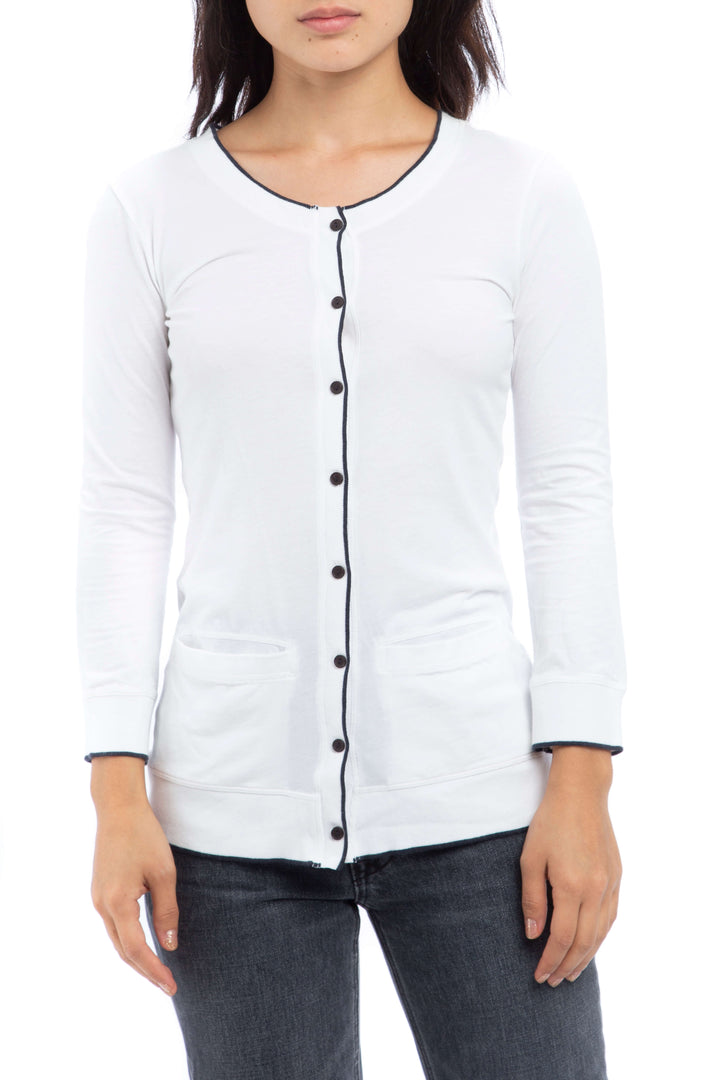 Blusa Theory blanca con vivos y botones negros, vista frontal