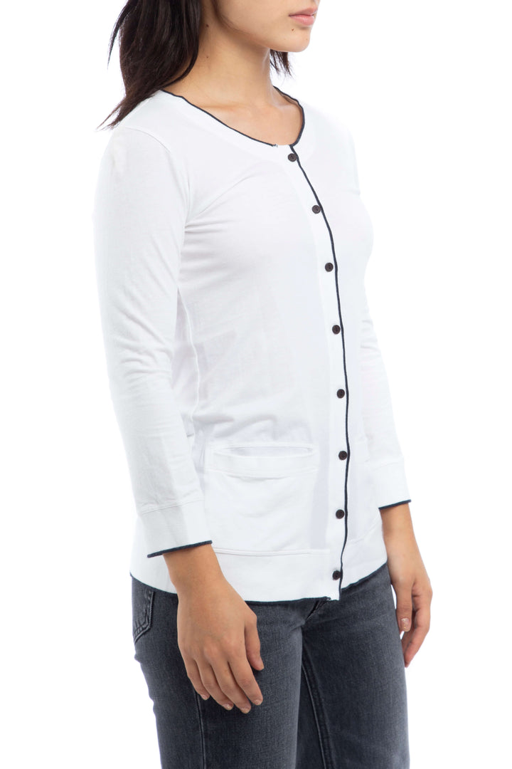 Blusa Theory blanca con vivos y botones negros, vista lateral
