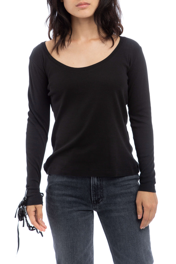 Blusa negra Carolina Herrera de manga larga con listones en los puños, vista frontal – ClosetRehab