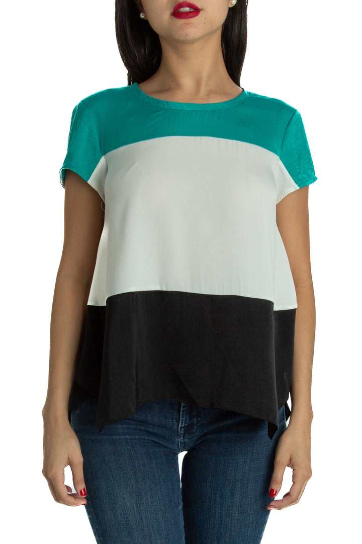 Blusa BCBGMAXAZRIA colorblock verde, blanco y negro, vista frontal
