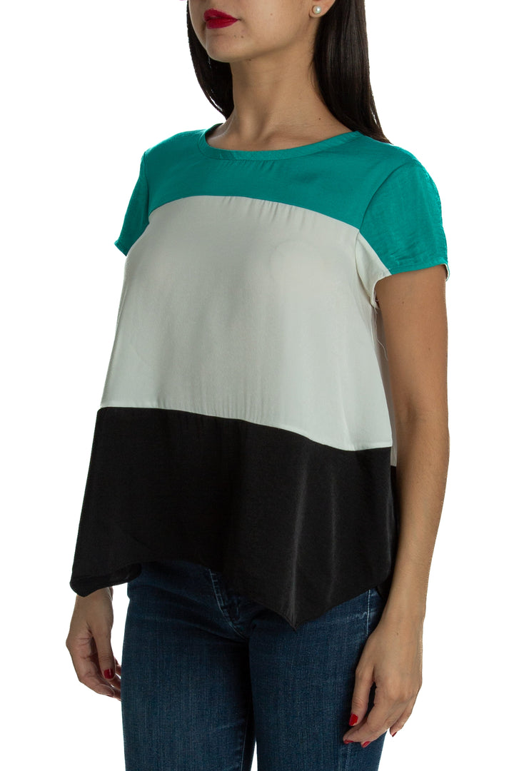 Blusa BCBGMAXAZRIA colorblock verde, blanco y negro, vista lateral