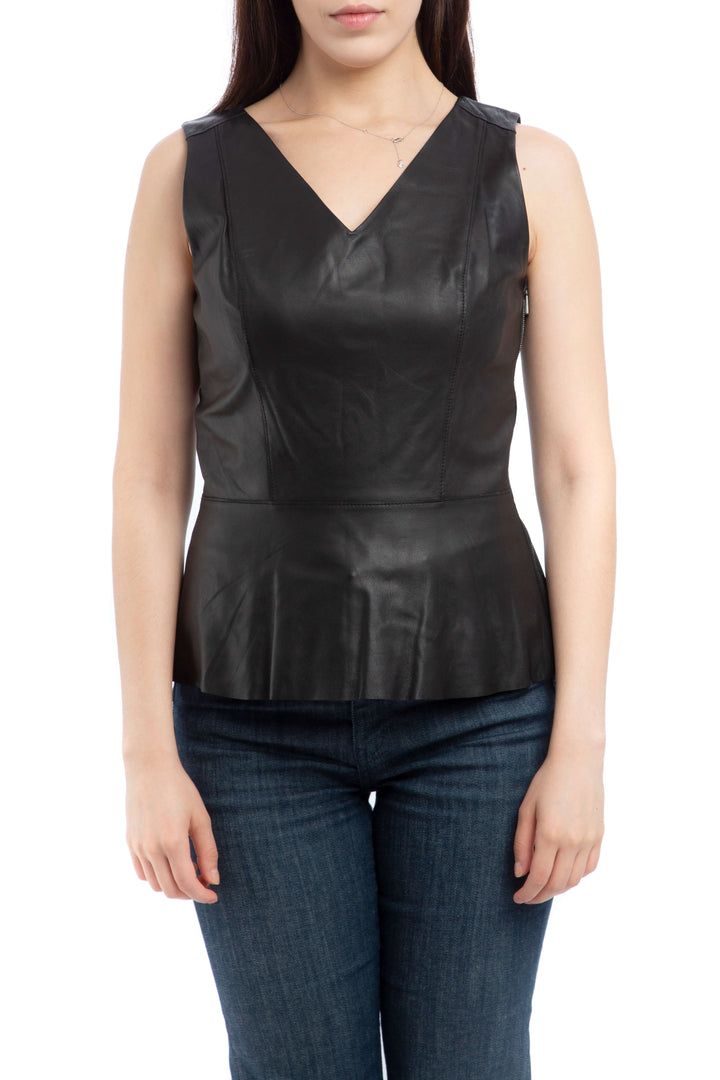 Blusa Elie Tahari de polipiel negra sin mangas, vista frontal