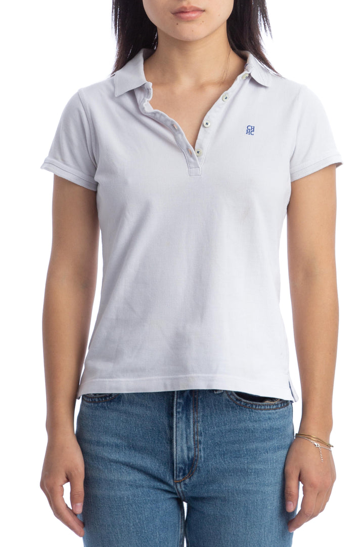 Polo blanca CH Carolina Herrera de manga corta con detalles azules, vista frontal – ClosetRehab