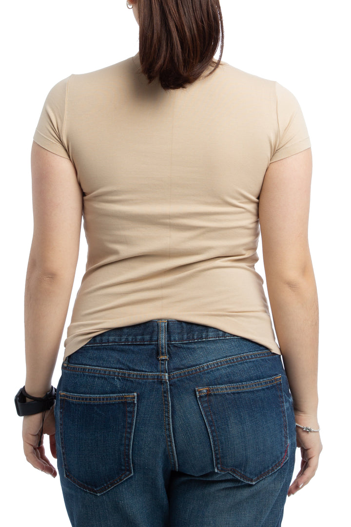 Playera beige CH Carolina Herrera con logotipo CH en pedrería dorada, vista lateral – ClosetRehab