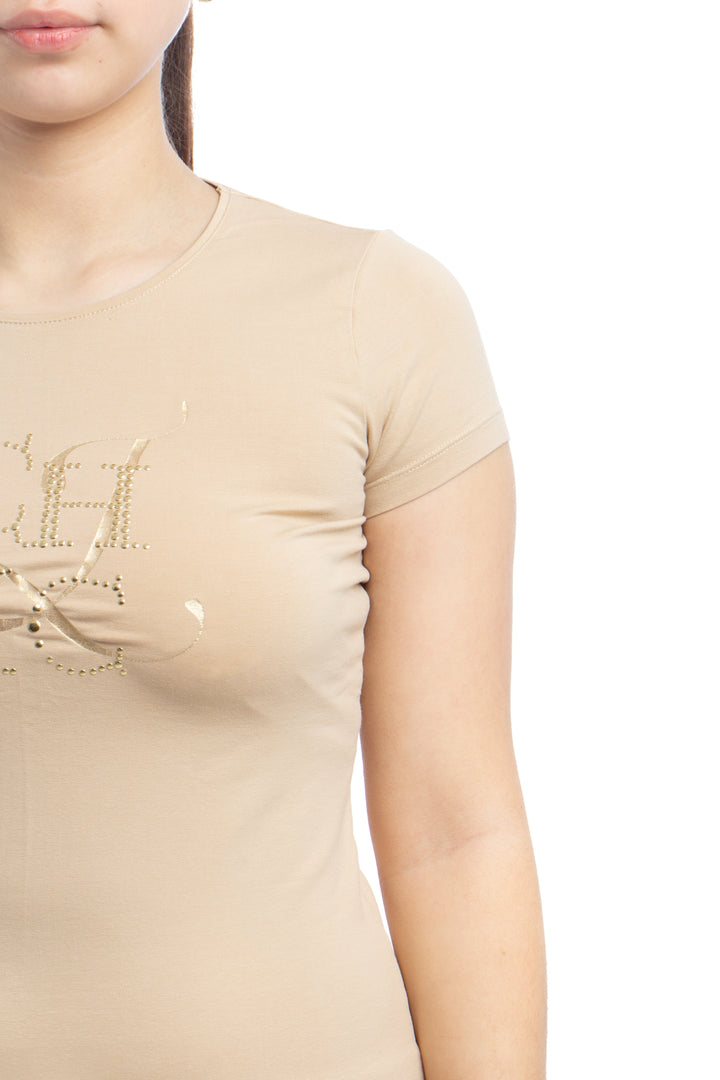 Playera beige CH Carolina Herrera con logotipo CH en pedrería dorada, vista 4 – ClosetRehab