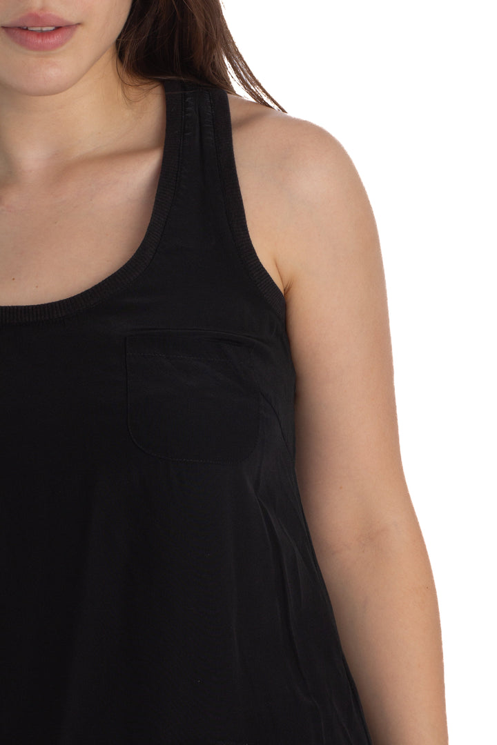 Blusa Joie de seda negra sin mangas con espalda deportiva, detalle del escote