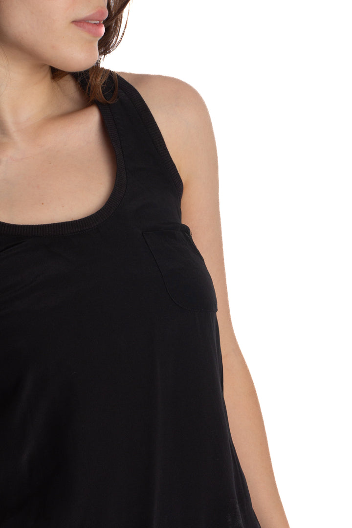 Blusa Joie de seda negra sin mangas con espalda deportiva, detalle lateral