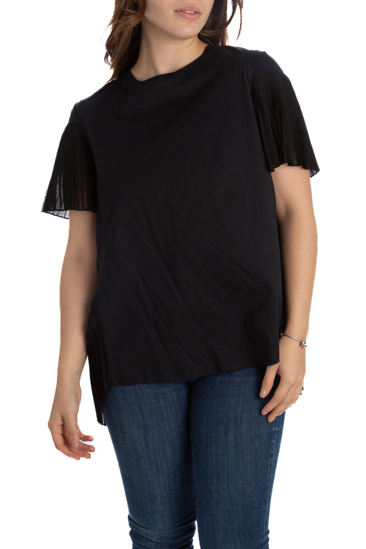 Blusa Sandro negra de manga corta con espalda plisada, vista frontal