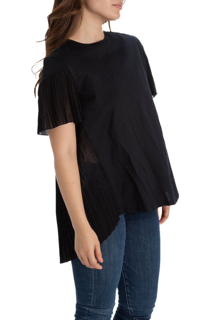 Blusa Sandro negra de manga corta con espalda plisada, vista lateral