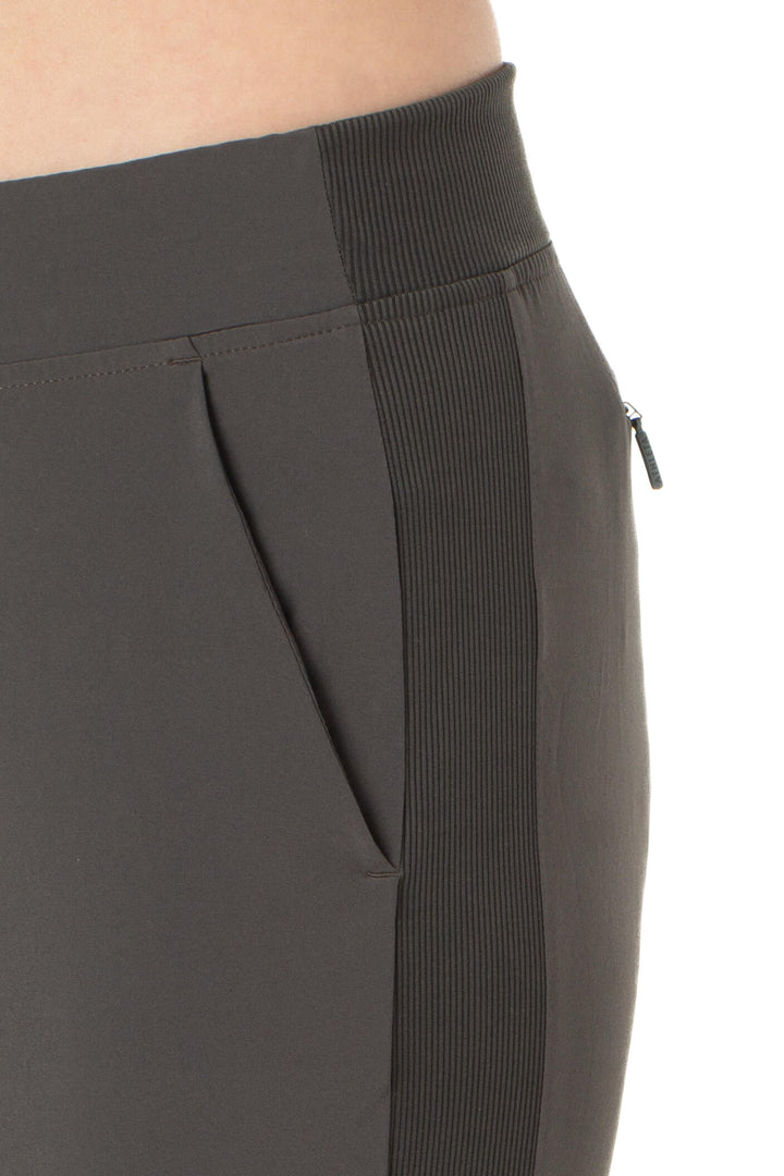 Pantalón Athleta verde olivo, detalle de bolsillo con cierre