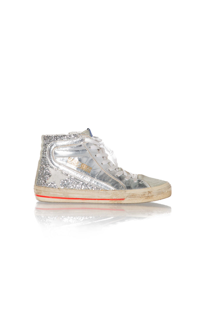 Tenis Golden Goose plateado talla 6 USA de piel, muy buen estado, vista frontal | ClosetRehab