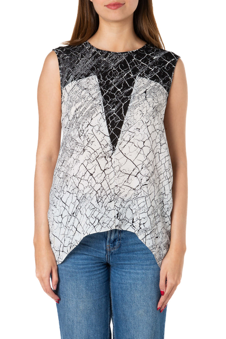 Blusa BCBGMAXAZRIA estampada blanco y negro sin mangas, vista frontal