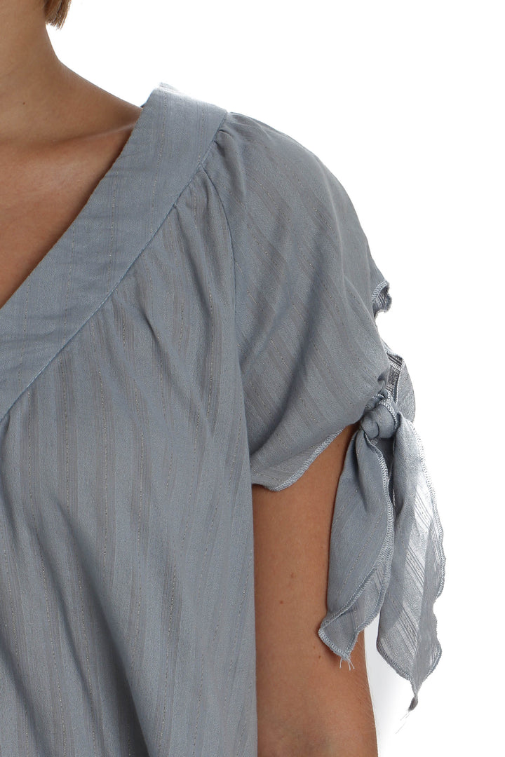Blusa Marc Jacobs gris azulado con escote V y lazos en mangas, detalle del frente