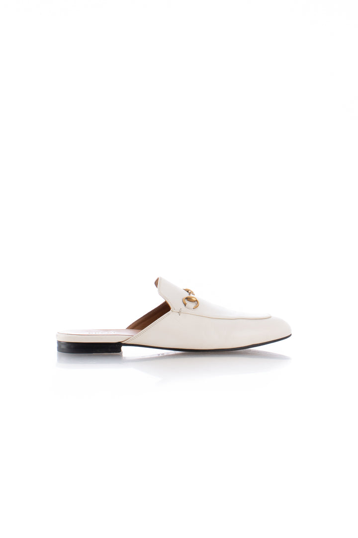 Mules Gucci Princetown de piel blanca con Horsebit dorado, vista lateral