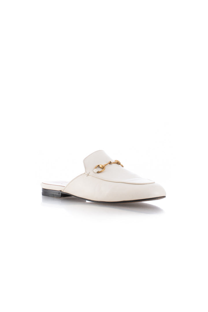Mules Gucci Princetown de piel blanca con Horsebit dorado, vista tres cuartos