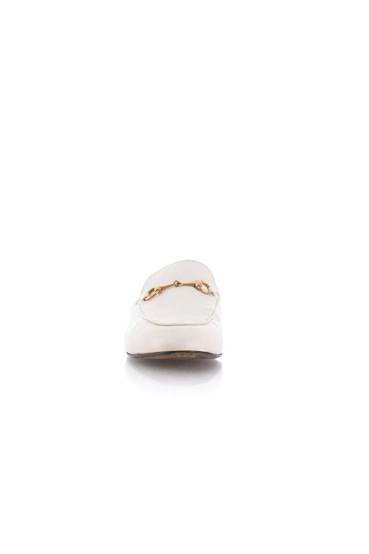 Mules Gucci Princetown de piel blanca con Horsebit dorado, vista frontal