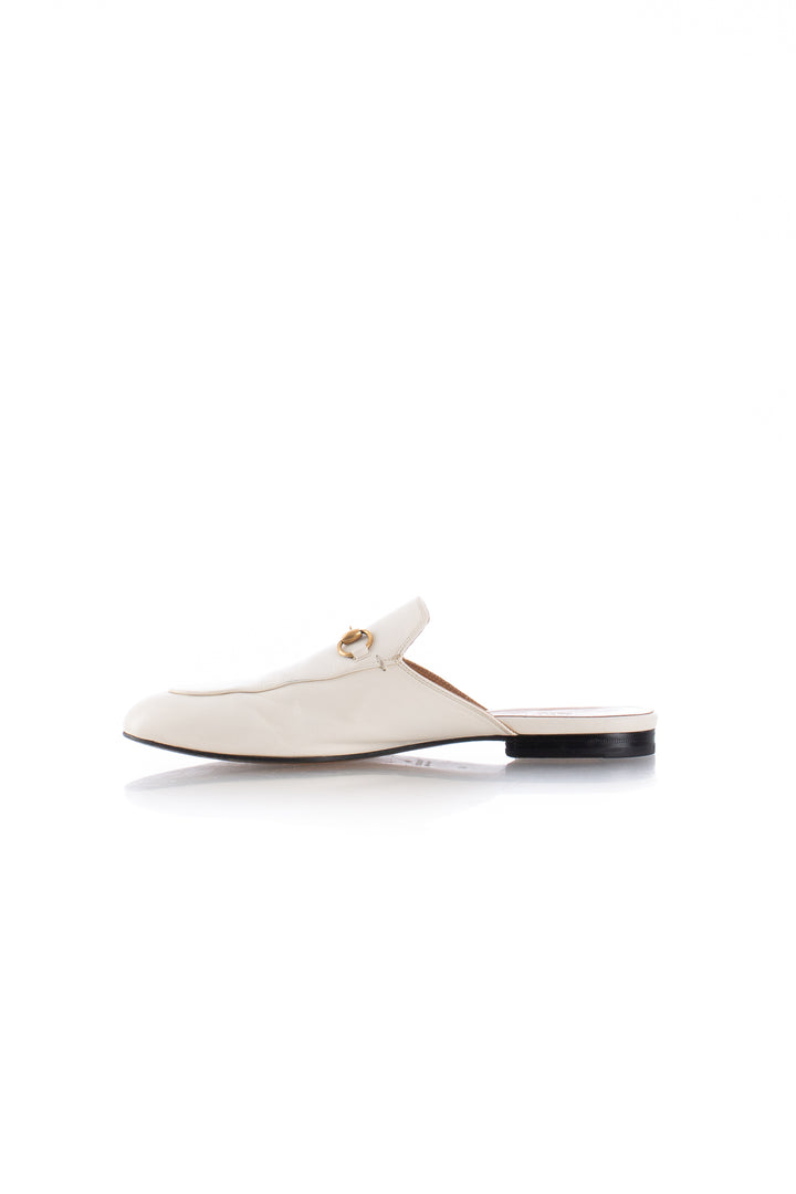 Mules Gucci Princetown de piel blanca con Horsebit dorado, vista lateral interior