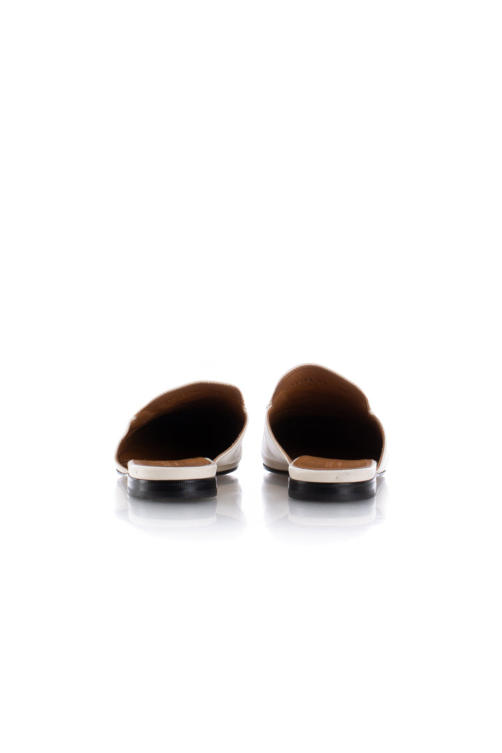 Mules Gucci Princetown de piel blanca con Horsebit dorado, vista posterior del par