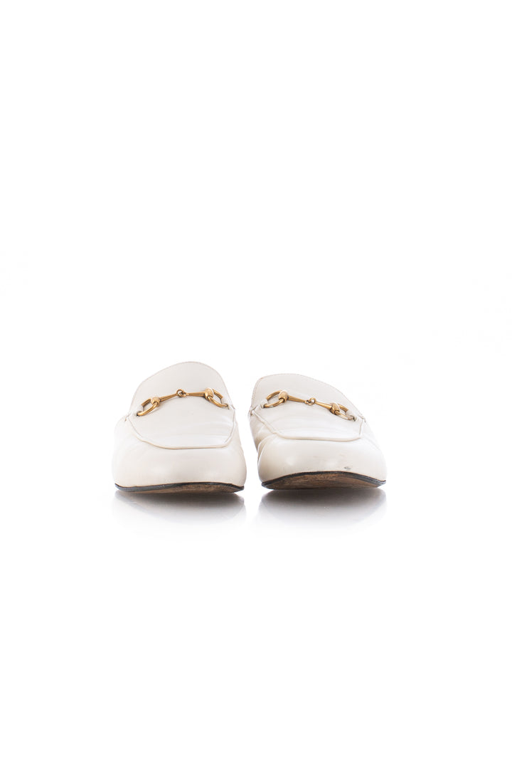 Mules Gucci Princetown de piel blanca con Horsebit dorado, vista frontal del par