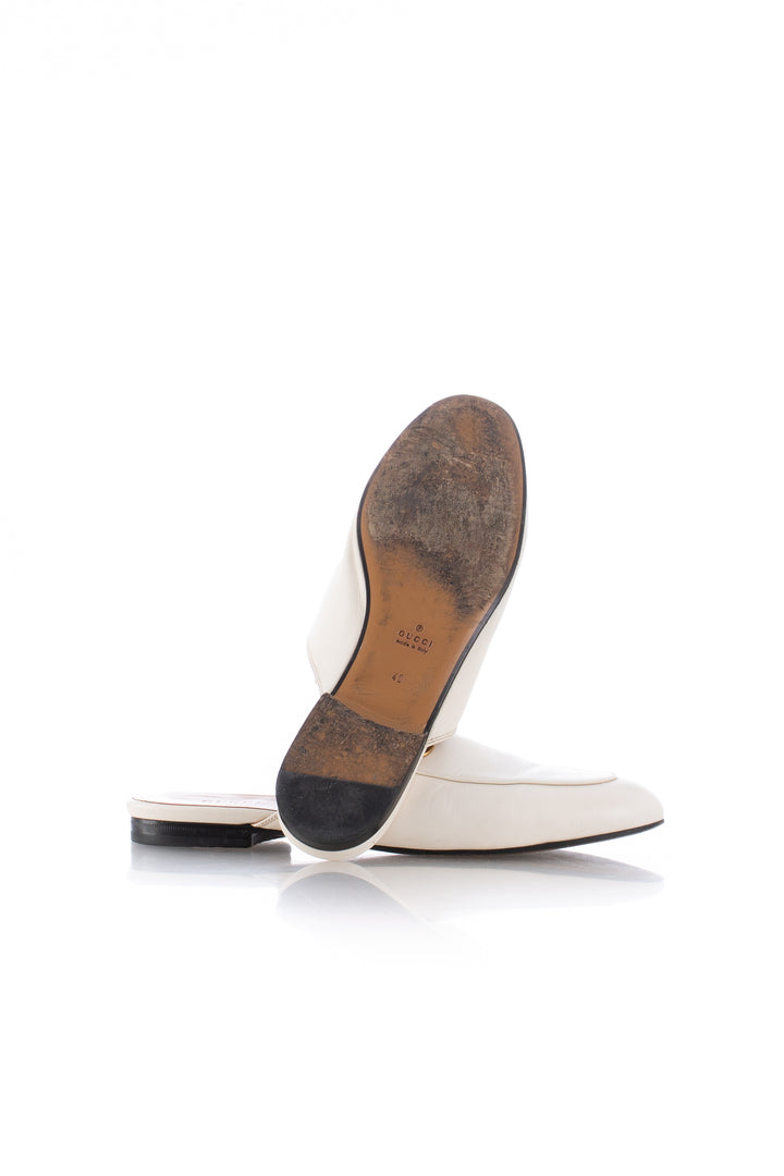 Mules Gucci Princetown de piel blanca con Horsebit dorado, par mostrando suela