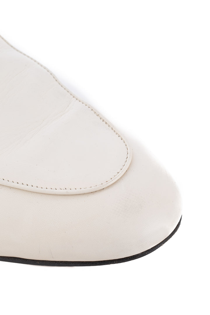 Mules Gucci Princetown de piel blanca con Horsebit dorado, detalle de la punta
