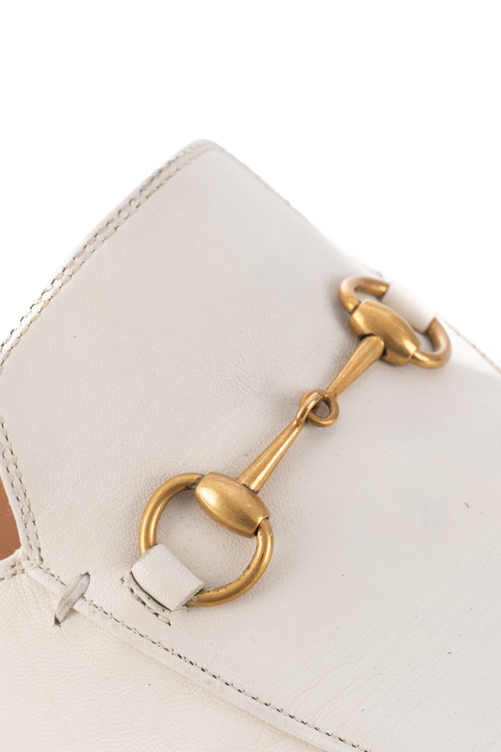 Mules Gucci Princetown de piel blanca con Horsebit dorado, detalle del herraje Horsebit