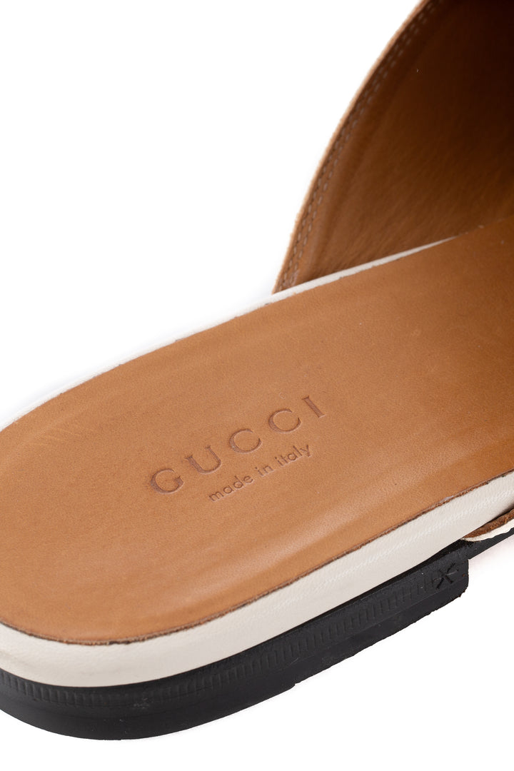 Mules Gucci Princetown de piel blanca con Horsebit dorado, detalle del interior con logotipo