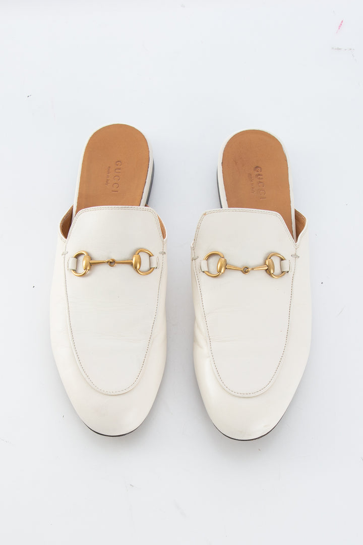Mules Gucci Princetown de piel blanca con Horsebit dorado, vista superior del par