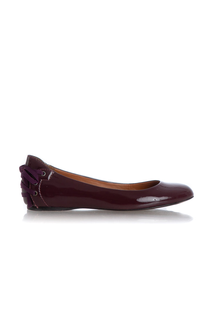 Flats Vera Wang de charol vino, vista lateral