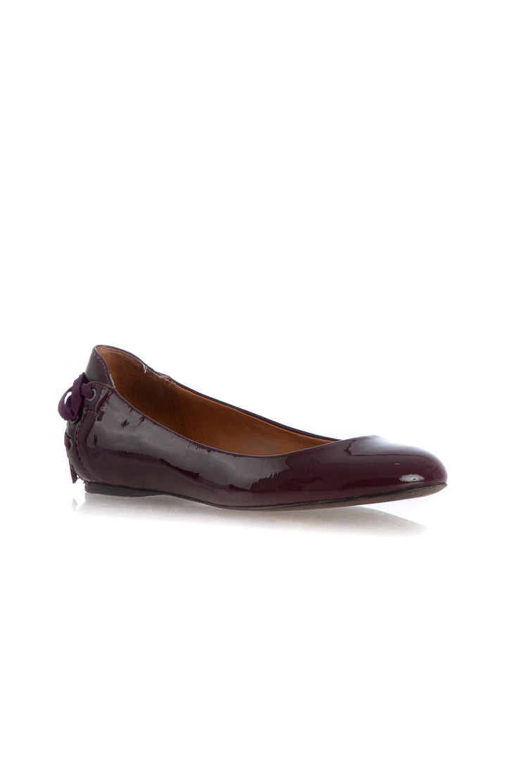 Flats Vera Wang de charol vino, vista tres cuartos