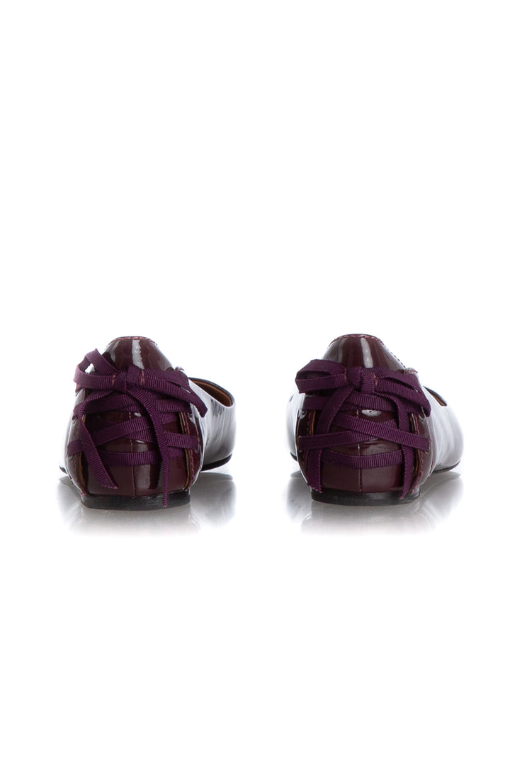 Flats Vera Wang de charol vino, vista posterior del par