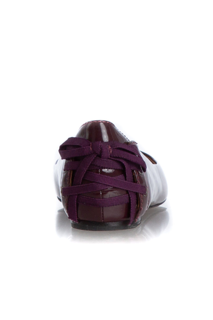 Flats Vera Wang de charol vino, detalle posterior de cintas