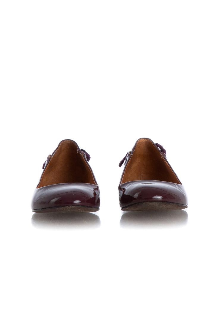 Flats Vera Wang de charol vino, vista frontal del par