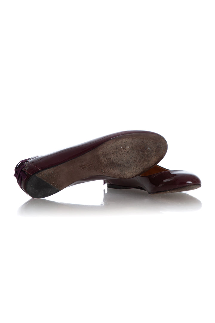 Flats Vera Wang de charol vino, par mostrando suela