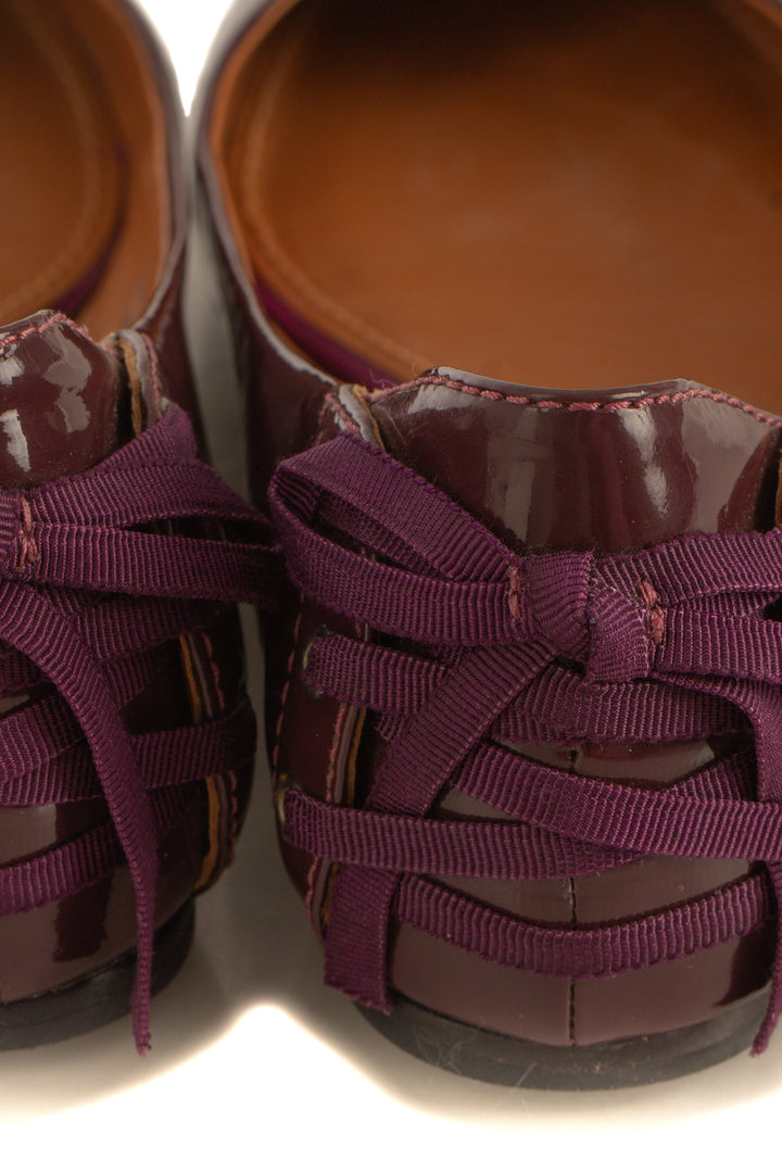 Flats Vera Wang de charol vino, detalle de cintas en el talón