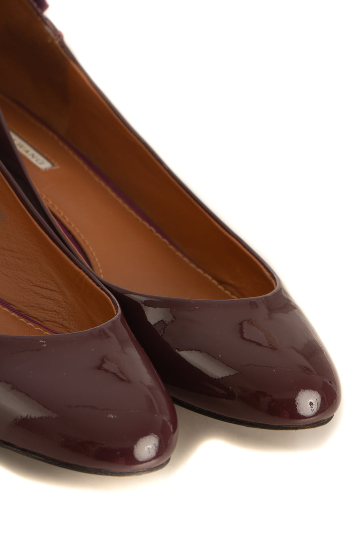 Flats Vera Wang de charol vino, detalle de la punta