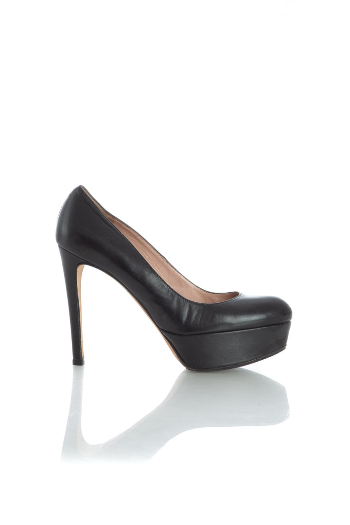 Zapato Stuart Weitzman negro, vista frontal – ClosetRehab