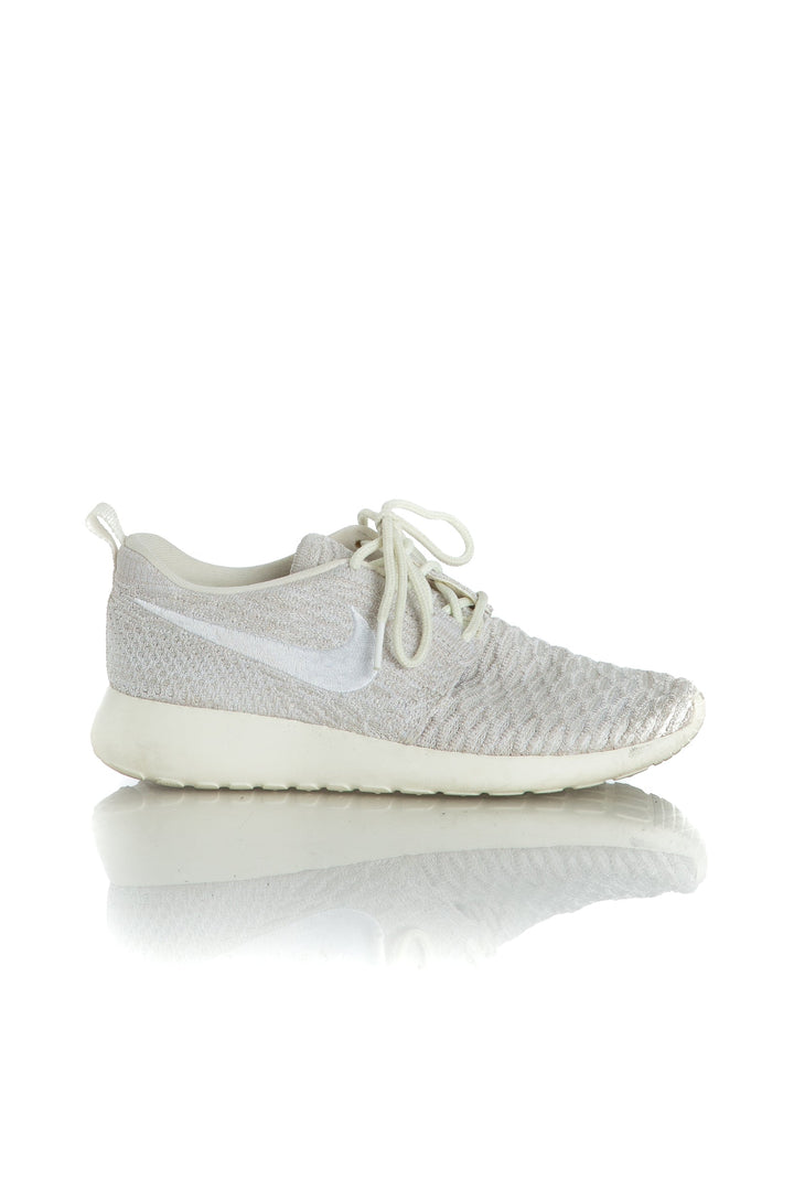 Tenis Nike gris, vista frontal – ClosetRehab