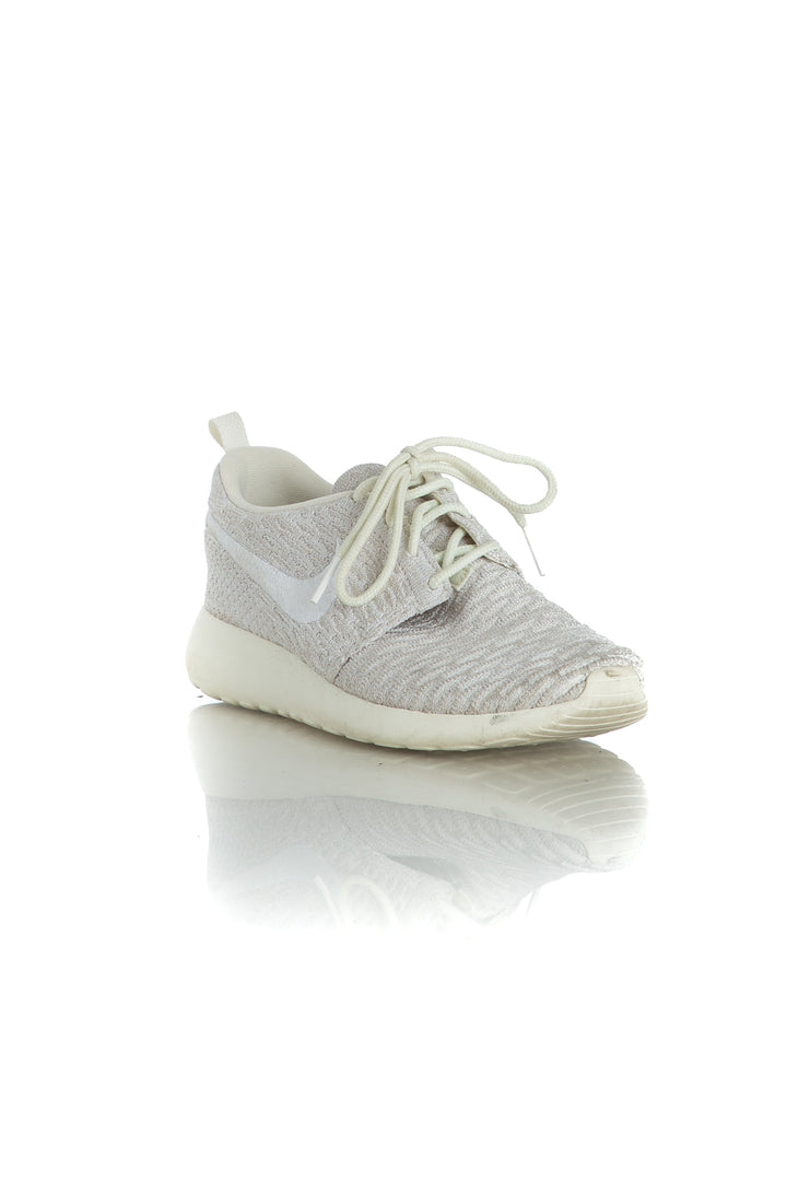 Tenis Nike gris, vista posterior – ClosetRehab