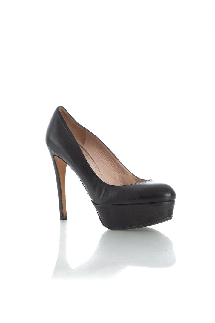 Zapato Stuart Weitzman negro, vista posterior – ClosetRehab