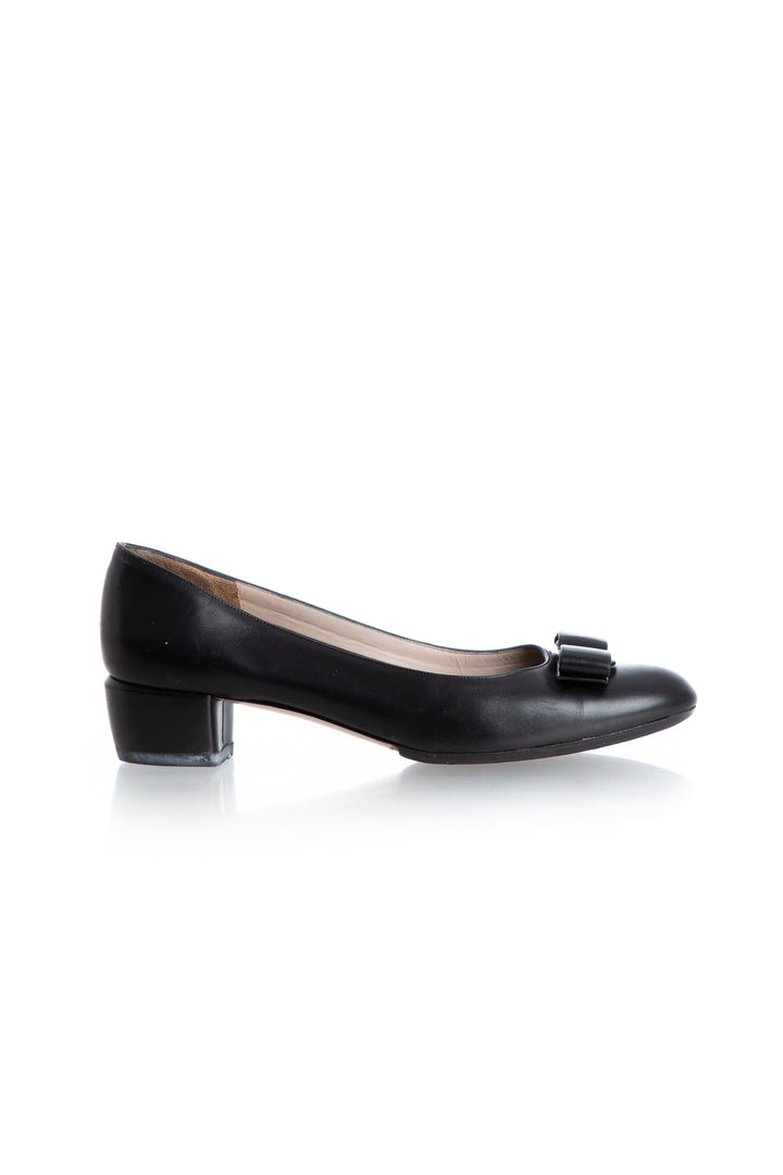 Zapato Salvatore Ferragamo negro, vista frontal – ClosetRehab