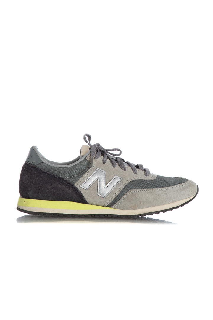 Zapato New Balance gris, vista frontal – ClosetRehab