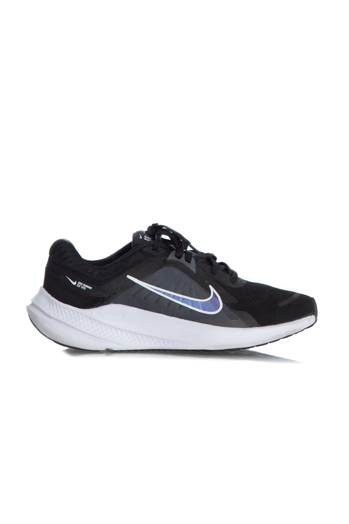 Zapato Nike negro, vista frontal – ClosetRehab